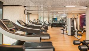 埃斯基谢希尔Tasigo Eskisehir的健身房,配有一排跑步机和机器