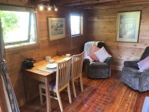 Studio or Cabin on Whitby的休息区