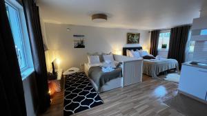 摩尔比兰加Stugor - Lgh sodra Oland的客厅配有沙发和一张位于房间的床