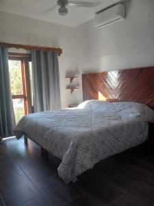 圣法兰西斯克DownTown Rooms San Pancho的一间卧室配有一张大床和木制床头板