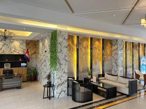 西哈努克Le Chen Miiya Hotel的大堂配有沙发和桌子
