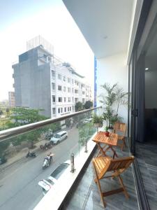 岑山An Cường Hotel的阳台配有两把椅子,享有街道的景色