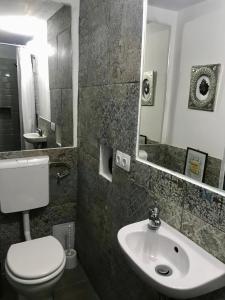 RaposkaKofal Pince的浴室配有白色卫生间和盥洗盆。