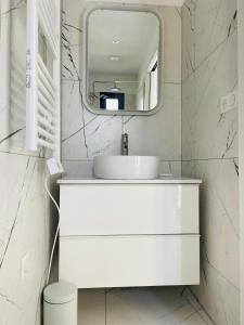 卡伦扎纳A CASA DI JO的白色的浴室设有水槽和镜子