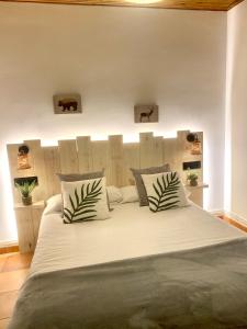 巴鲁尔拉阿塔蒙坦亚酒店的卧室配有一张带两个枕头的大白色床