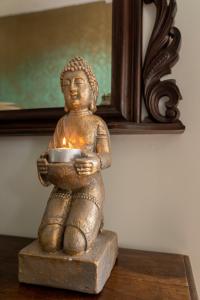 GasselteB&B De Buren的一支蜡烛的佛陀雕像