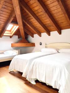 蒙达卡Hotel Palacio Branka的配有木天花板的客房设有两张床。