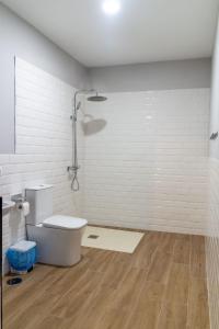 赫雷斯-德拉弗龙特拉Apartamentos El Alcazar de Jerez的一间带卫生间和淋浴的浴室