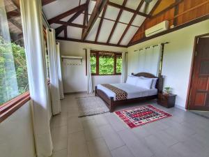 瓜埠Alamanda Villas Langkawi的一间卧室设有一张床和一个大窗户