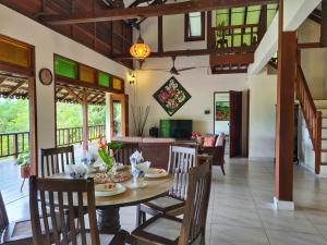 瓜埠Alamanda Villas Langkawi的一间带桌椅的用餐室