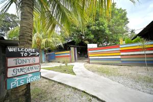 峇都丁宜Tony’s Guesthouse at Teluk Bahang的色彩缤纷的栅栏前的欢迎标志