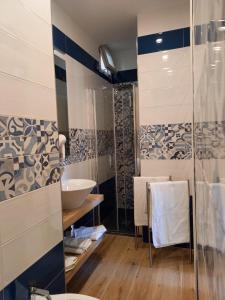 普罗奇达Bamboo的一间带水槽和淋浴的浴室