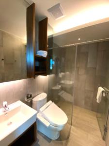 五结藏阔渡假会馆的浴室配有卫生间、盥洗盆和淋浴。