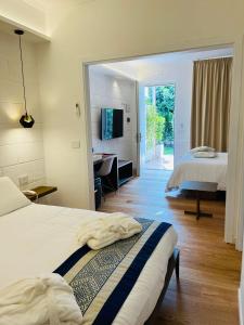 庞贝Resort & Winery Bosco De Medici的一间卧室配有一张床和一张书桌
