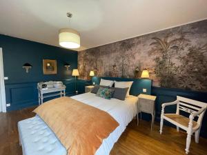 IssigeacNAMASTE COTTAGE的卧室配有一张大床,墙上挂有绘画作品