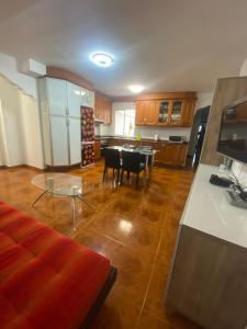 阿里纳加Apartamento playa arinaga的厨房以及带桌椅的起居室。