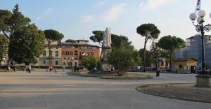 佛罗伦萨La casa dei fiori的街道中央有雕像的公园