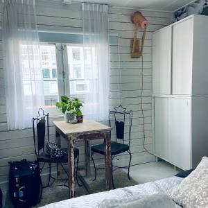 阿姆斯特丹Houseboat Bonnie的客房配有桌椅和冰箱。