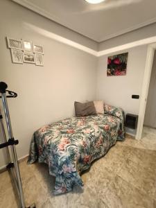 萨拉曼卡Luxury Family Homes K的一间卧室配有一张带花卉床罩的床