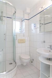 提努姆Haus Lia Rechts App 5的白色的浴室设有卫生间和水槽。