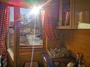 采蒂涅Breeze Home Cottage的厨房设有窗户,享有田野美景