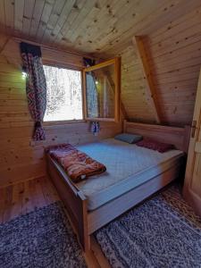 采蒂涅Breeze Home Cottage的小木屋内的一张床位,设有窗户