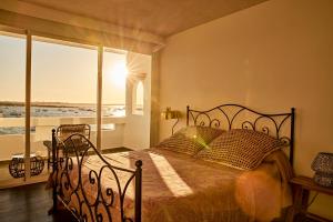 Sabina Suites - Astbury Formentera客房内的一张或多张床位