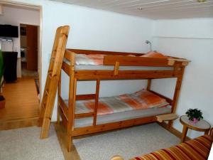 GrubeFerienwohnung Max 1的客房内的两张双层床