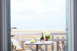 滨海图维列勒弗拉贝尔特酒店的一张带鲜花的桌子,享有海滩美景