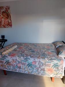 温特和克Special Inn Bed and Breakfast的一张床上的房间,上面有五颜六色的毯子