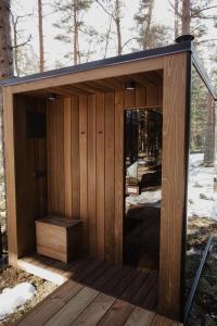 PunakiviÖÖD Hötels Laheranna SUME -with sauna的木板桑拿浴室