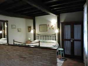 卡韦苏埃拉德尔瓦列赫尔特乡村民宿的一间卧室设有一张床和砖墙