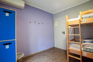 皮兰亚得里亚海皮兰旅馆的一间卧室配有双层床和一个衣柜