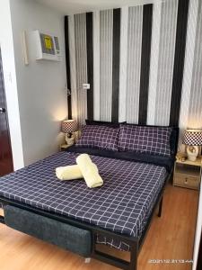 MarilaoRelaxing 1-Bedroom Condo Unit (by Lee Portum)的一张床上,里面放着两条毛巾