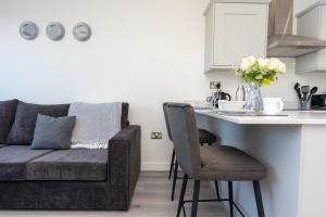 金斯林Modern Apartments in Kings Lynn with Free Wi-Fi的带沙发和厨房台面的客厅