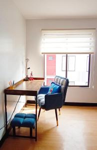 MarilaoRelaxing 1-Bedroom Condo Unit (by Lee Portum)的客厅配有桌子、椅子和书桌