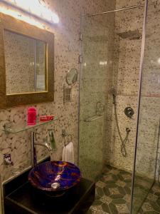 开罗Gamaleya Boutique Hotel的一间带水槽和淋浴的浴室