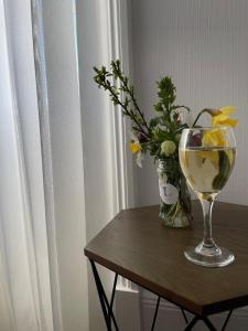 伦丁林克斯阿普拉格餐厅酒店的花瓶和桌子上的葡萄酒杯