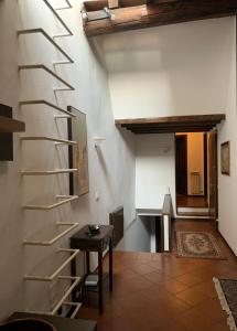 萨罗Daisy House: nice attic in the historical center的房屋内带螺旋楼梯的走廊