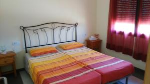 托罗埃利亚-德蒙特格里La Pallissa 9的一间卧室配有一张带橙色枕头的大床