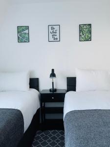 布里斯托Cheerful 5-bedroom with free parking的两张睡床彼此相邻,位于一个房间里