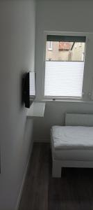 代特莫尔德Detmold City Premium Appartement H17的一间小卧室,配有床和窗户