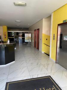 戈亚尼亚Oft Neve's hotel的空的大堂,有黄色和黄色的墙壁和门