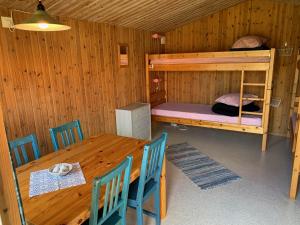 HästvedaHästveda Vandrarhem och Stugor的木制客房配有桌子和双层床