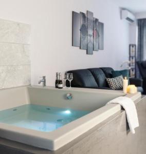 塞萨洛尼基Dream Suite的浴室配有蓝色海水浴缸