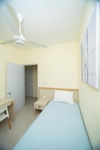 苏莎亚CoralK Apartments Sosúa的一间卧室配有一张大床和一张书桌