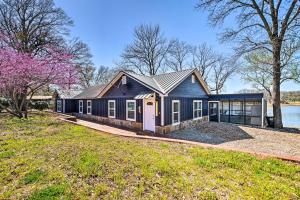 Fort TowsonLakefront Fort Towson Home with Private Dock!的相册照片