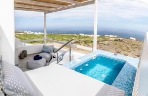 易莫洛林Salvatore Villas的阳台的热水浴池,背景为大海