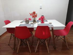 埃尔巴耶Casa Hostal Bouvá的一张带红色椅子和白色桌子的餐桌