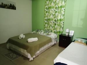 埃尔巴耶Casa Hostal Bouvá的一间卧室配有两张带毛巾的床